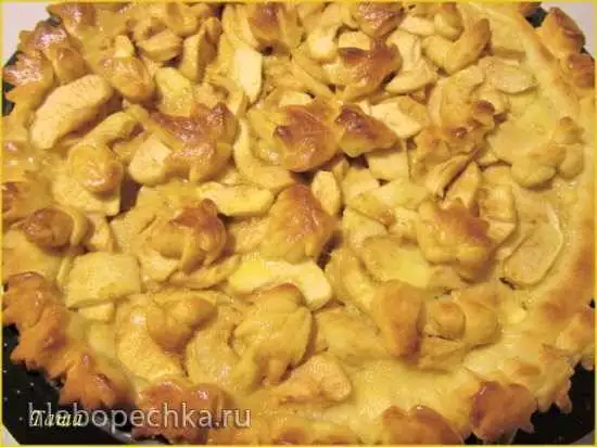 Пирог яблочный дрожжевой с карамелью