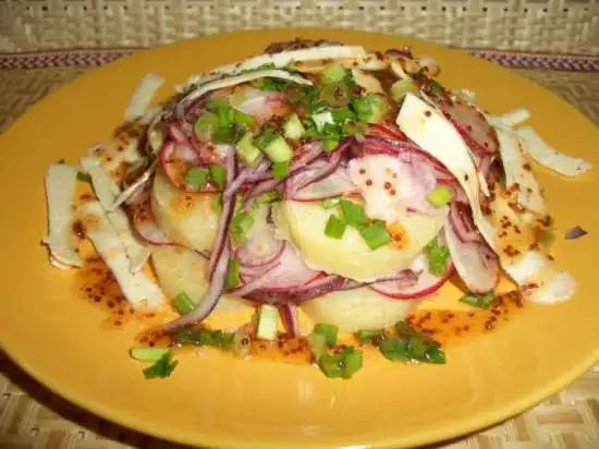 Салат картофельный с редисом, сыром, красной икрой камбалы