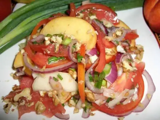 Салат из помидоров с нектарином и красным луком