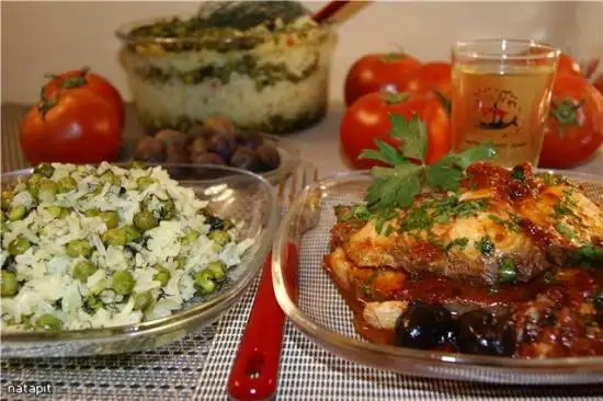 Рыба-меч с соусом из маслин и ароматный рис с зелёным горошком