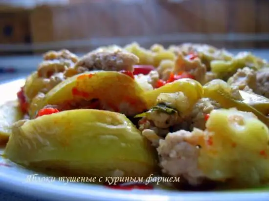 Яблоки тушеные с куриным фаршем