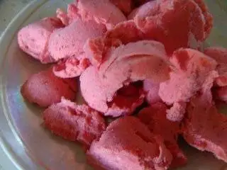 Мороженое клубничное