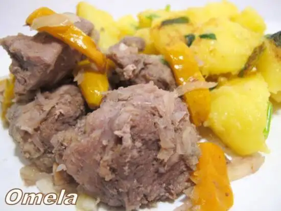 Мясо с айвой по-молдавски в мультиварке Brand 37502