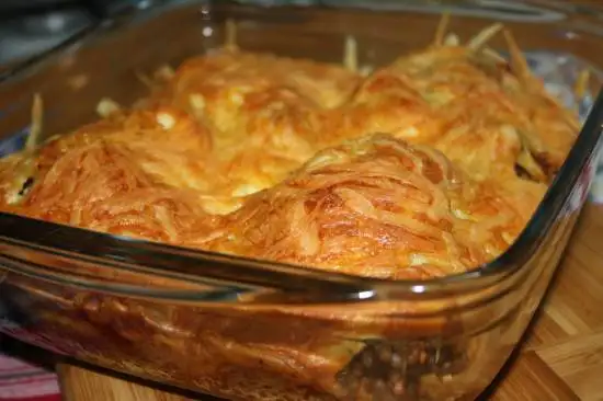 Курица, запеченная с гречкой под сырной корочкой