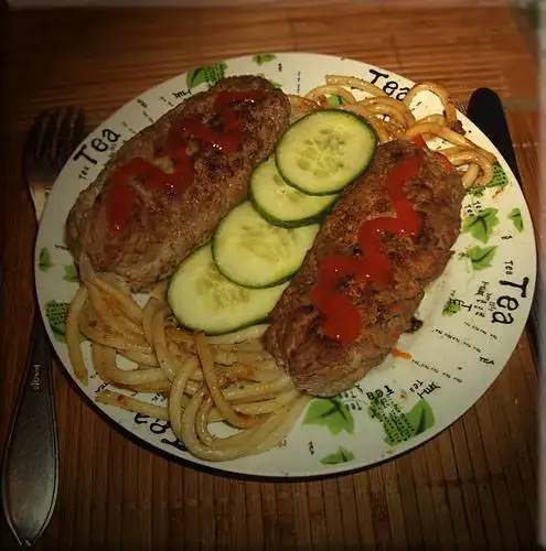 Усатые котлеты с макаронами