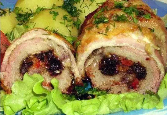 Свиные рулетики с черносливом