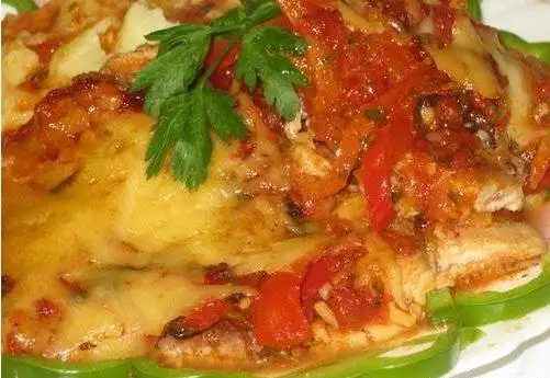 Рыба запечённая под овощами