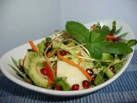 Салат с пекинской капустой и проростками подсолнечника