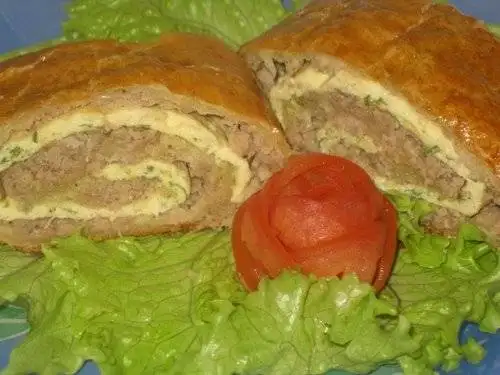 Рулет с мясом в слоёном тесте