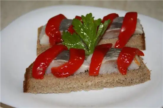 Бутерброды с селедкой и запеченным перцем