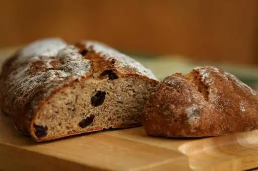 Цельнозерновой хлеб с изюмом, лесным орехом и шалотом в духовке