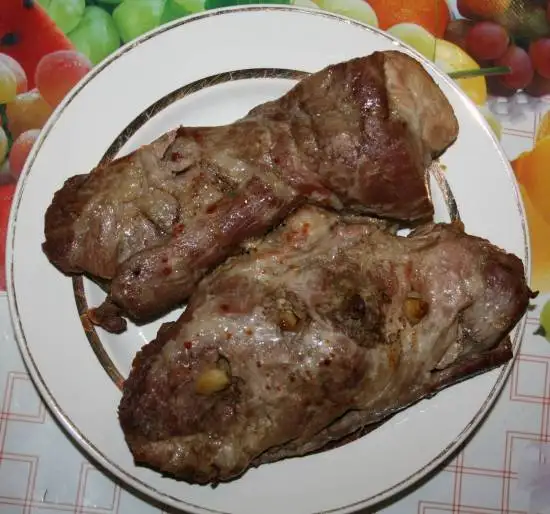 Свинина запеченная в духовке с чесноком