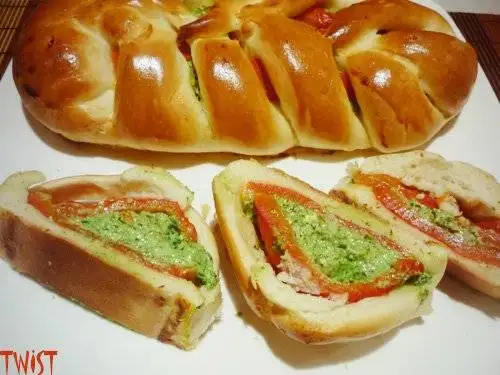 Косичка с печеным перцем, брынзей и зеленью