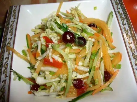Салат из пекинской капусты с хурмой