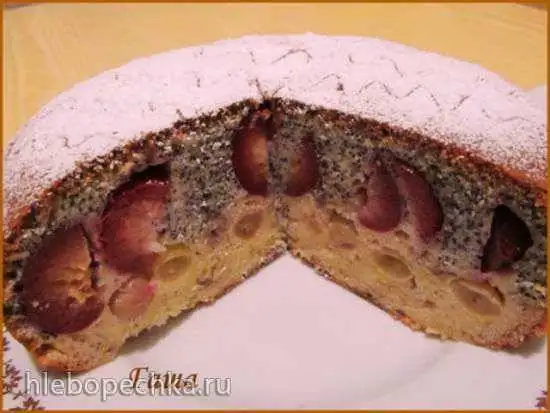 Пирог маковый со сливами