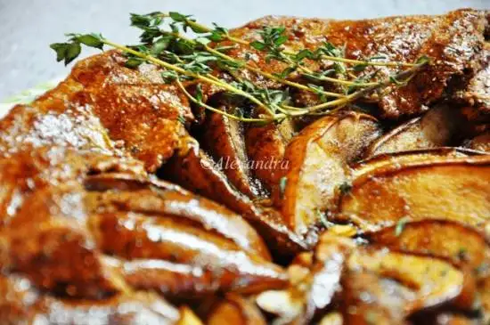 Галета цельнозерновая с грушами, горгонзолой, тимьяном и бальзамическим уксусом