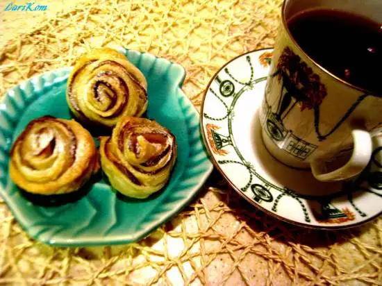 Слоеные розочки с грушами