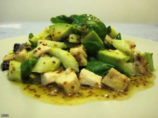 Салат из курицы, сельдерея и авокадо