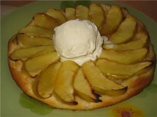 Яблочный тарт с мороженым
