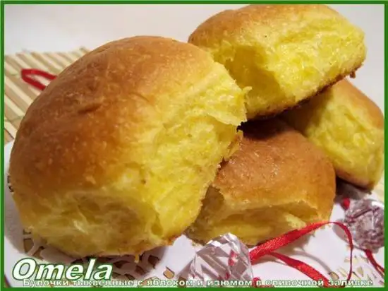 Булочки тыквенные с яблоком и изюмом в  сливочной заливке