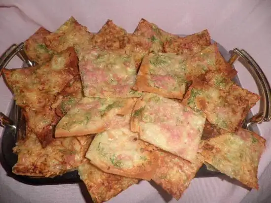 Чипсы из лаваша с сыром и ветчиной