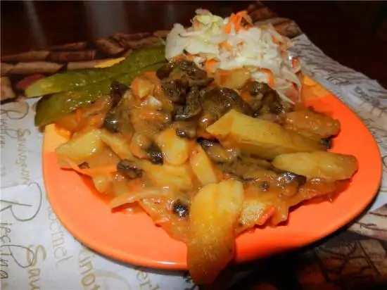 Картофель тушенный с грибами в чугунке