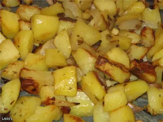Картошка с луком, кореньями и тимьяном в духовке