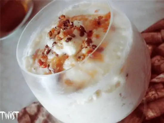 Мусс из белого шоколада с семенами льна и розовым перцем