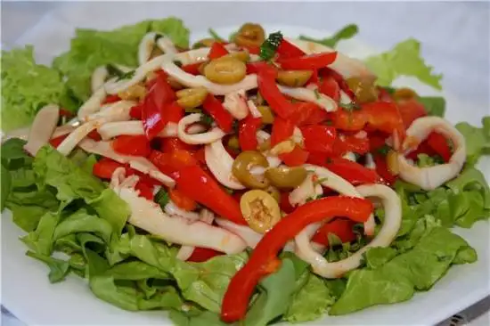 Теплый овощной салат с кальмарами