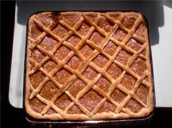 Открытый пирог с яблоками и курагой