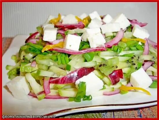Салат с кабачком, киви, брынзой