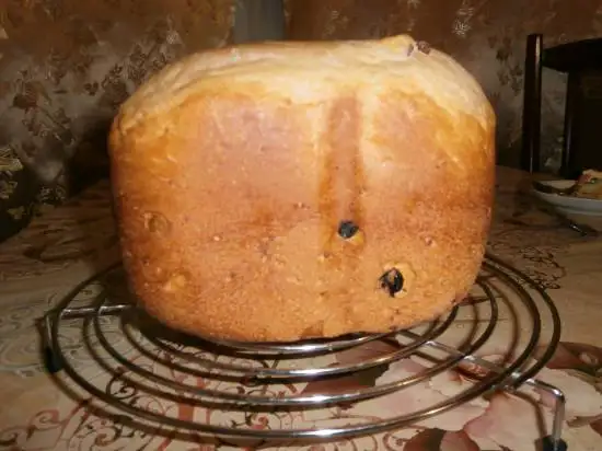 Белый хлеб с изюмом и грецким орехом