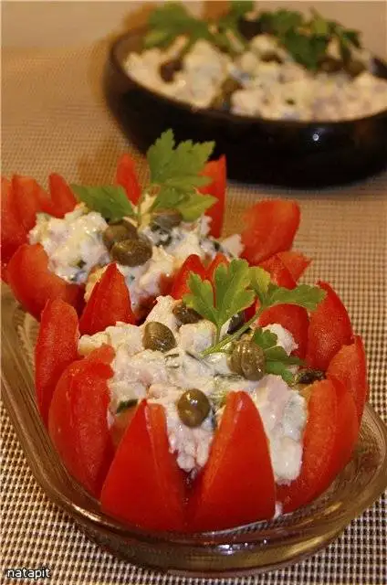 Помидоры, фаршированные салатом из тунца и каперсами