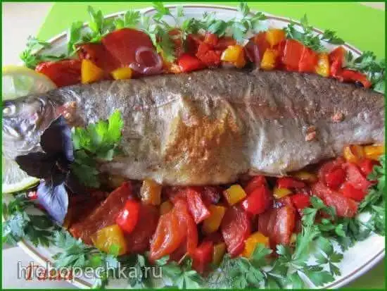 Форель, запеченная в духовке с овощами