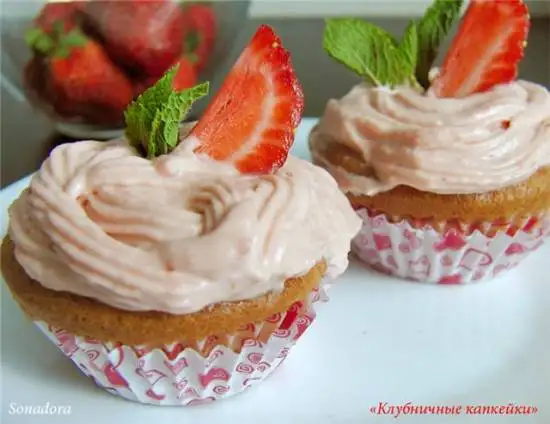 Капкейки клубничные