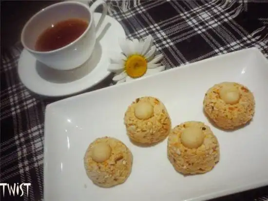 «Колобки» с финиками, арахисом и орехами макадамия