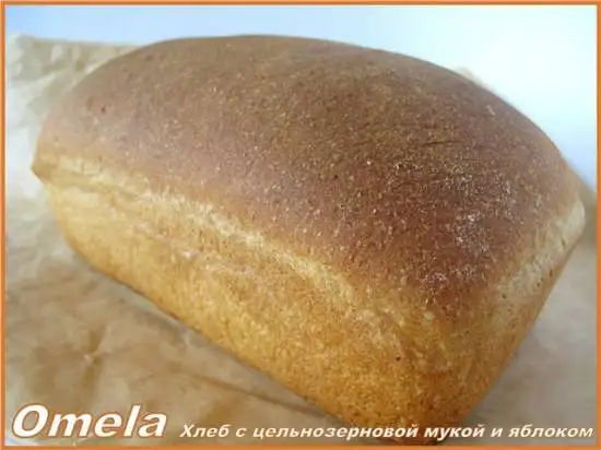 Хлеб с цельнозерновой мукой и яблоком в духовке