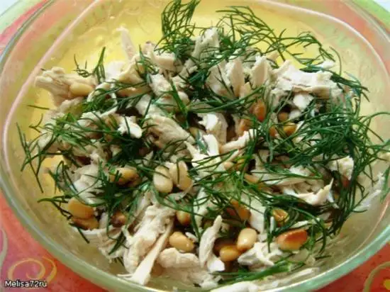 Легкий салат  из куриного филе, с укропом и кедровыми орешками