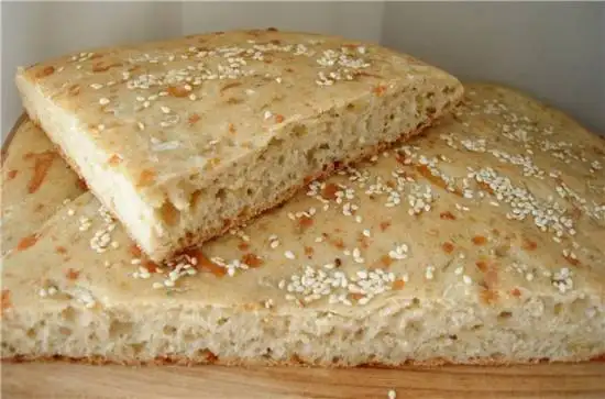 Пшенично-ржаная лепешка с сыром, укропом и луком