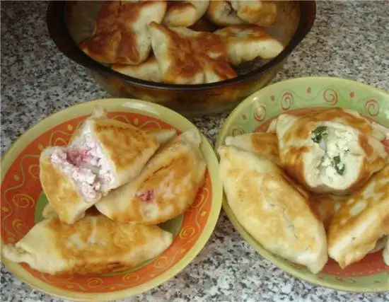 Дуэт пирожков:
Пирожки жареные с творогом и малинкой + пирожки с луком и яйцом