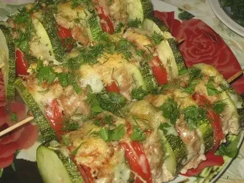 Шашлыки из кабачков с мясным фаршем и помидорами