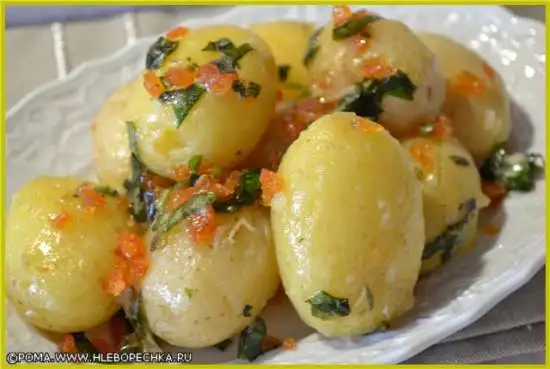Молодой картофель с базиликовым маслом и икрой горбуши
