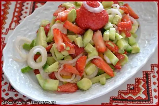 Салат с авокадо и клубникой