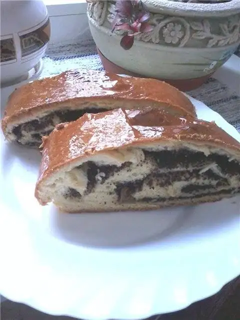 Дрожжевой маковый рулет с изюмом