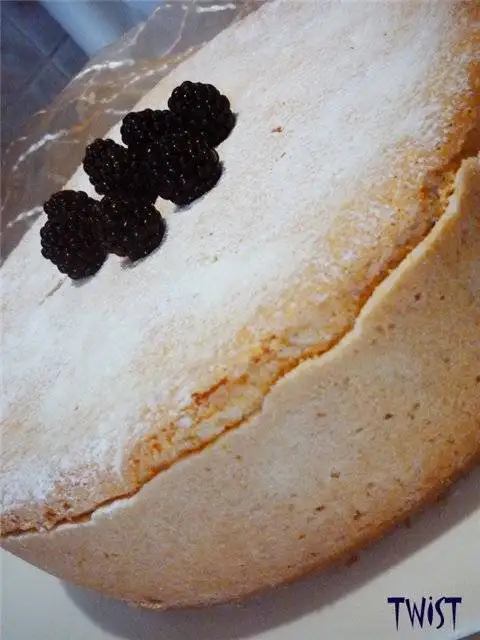 Сметанный пирог с бананами и ежевикой