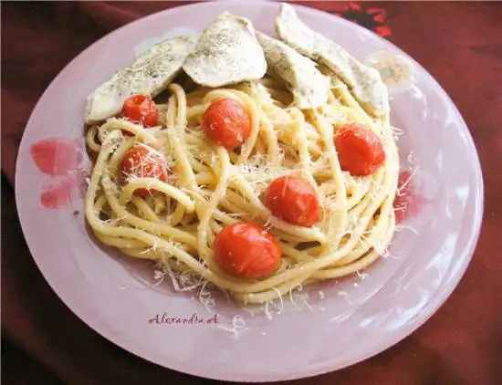 Букатини с помидорами-черри и куриная грудка с прованскими травами