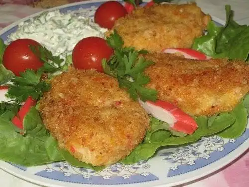 Картофельно-крабовые котлетки с чесночным соусом