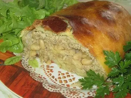 Мясной рулет с фасолью и капустой в тесте