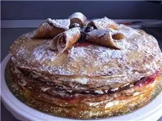 Торт блинный с клубникой