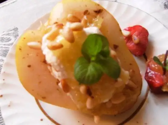 Десерт из груши с творогом под фруктовым соусом